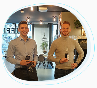 Junior Developer Mark und Junior Developer Robin beim Co-Working in Stuttgart